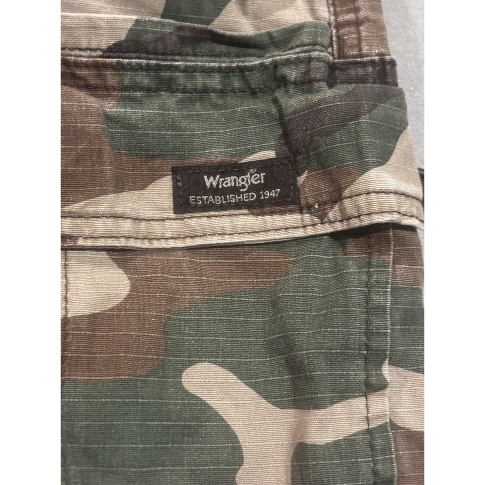 Men's Wrangler Authentics Mens 44x32.5 Relax Fit Stretch Cargo Pants Camo - Picture 3 of 10